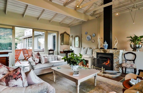 Hermanus Bed & Breakfast | Explore Hermanus Lodge on the Green: 4-Star Comfort & Pool