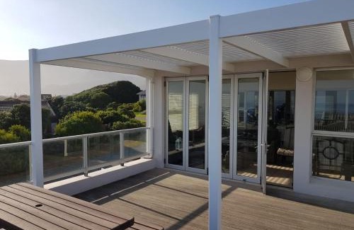 Sandbaai House | Oceanfront Holiday House in Hermanus, Sandbaai with Views