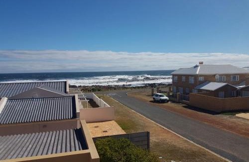 Sandbaai House | Oceanfront Holiday House in Hermanus, Sandbaai with Views