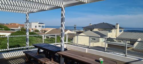Sandbaai House | Oceanfront Holiday House in Hermanus, Sandbaai with Views