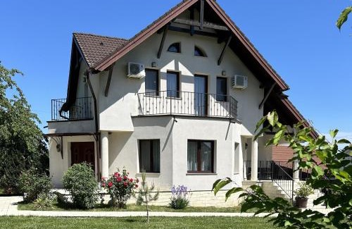 Baile Felix Villa | Family-Friendly Stay at Hermesvilla - 4-Star Excellence