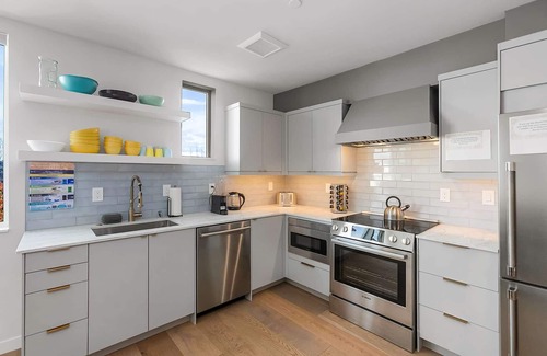 East Queen Anne Apartment | Discover Hermione's Time-Turner Sweet Suite with Spa & Kitchen