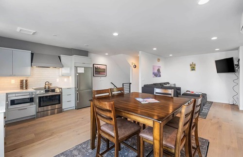 East Queen Anne Apartment | Discover Hermione's Time-Turner Sweet Suite with Spa & Kitchen