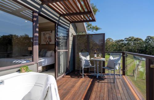 Pokolbin Hotel | Oceanfront Hermitage Lodge: 4-Star Gem with Pool & Dining