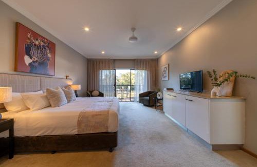 Pokolbin Hotel | Oceanfront Hermitage Lodge: 4-Star Gem with Pool & Dining