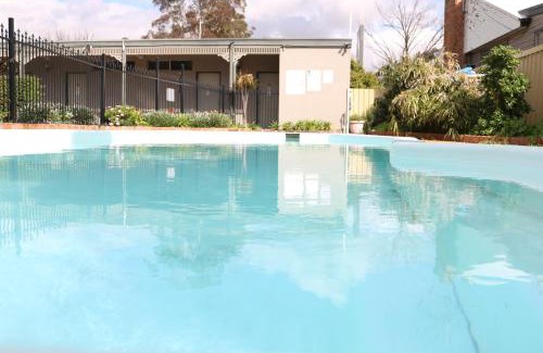 Muswellbrook Hotel | Relax at Hermitage Motel with Pool & Family-Friendly Vibes