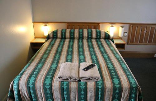 Muswellbrook Hotel | Relax at Hermitage Motel with Pool & Family-Friendly Vibes