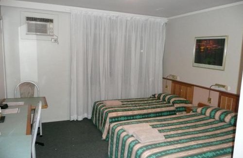 Muswellbrook Hotel | Relax at Hermitage Motel with Pool & Family-Friendly Vibes