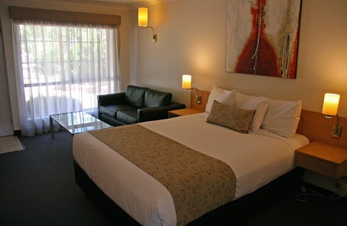 Wangaratta Hotel | Top-Rated Hermitage Motor Inn with Pool and Breakfast