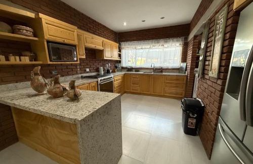 Chihuahua Apartment | Hermosa cabaña completamente equipada con alberca y jardín