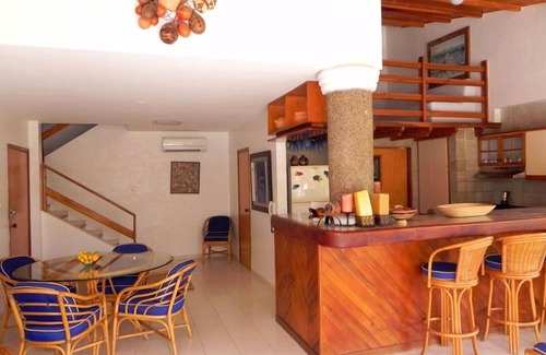 Papare House | Secluded Hermosa Cabaña with Oceanfront Pool Access