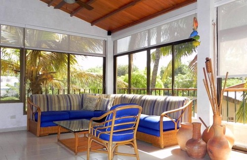 Papare House | Secluded Hermosa Cabaña with Oceanfront Pool Access