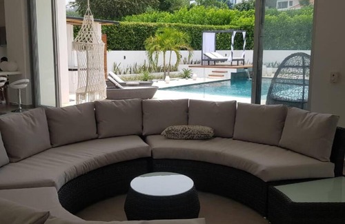 Ricaurte House | Modern Haven in Girardot: Pet-Friendly with Pool & Hot Tub