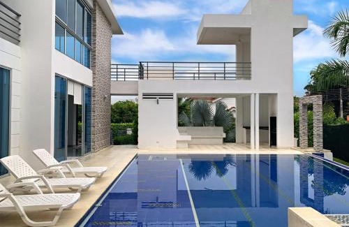 Melgar Villa | Elegant Hermosa Villa de Descanso with Pool & Hot Tub
