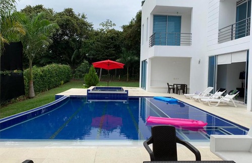 Melgar Villa | Elegant Hermosa Villa de Descanso with Pool & Hot Tub