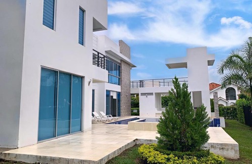 Melgar Villa | Elegant Hermosa Villa de Descanso with Pool & Hot Tub