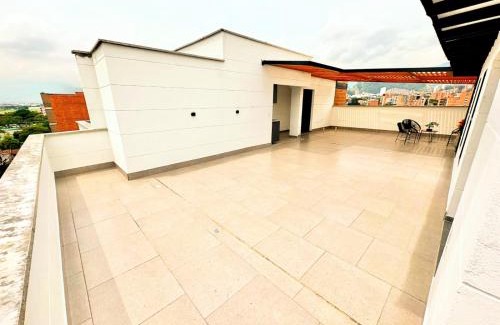 Laureles Apartment | Elegant Penthouse in Medellín with Inviting Pool Access