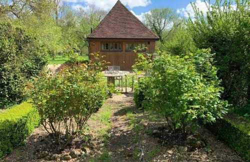 Hollingbourne House | Experience Comfort at Heron Barn - Guest Rated 9.7/10