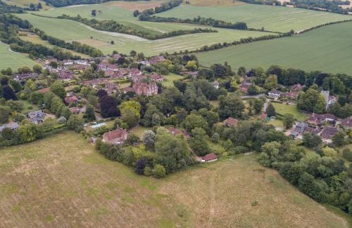 Hollingbourne House | Experience Comfort at Heron Barn - Guest Rated 9.7/10