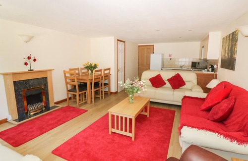 Smallburgh Cottage | Family-Friendly Heron Cottage with Pool in Wayford
