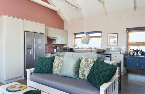 Chintsa House | Heron Cottage: Pet-Friendly Retreat for Your Seaside Holiday