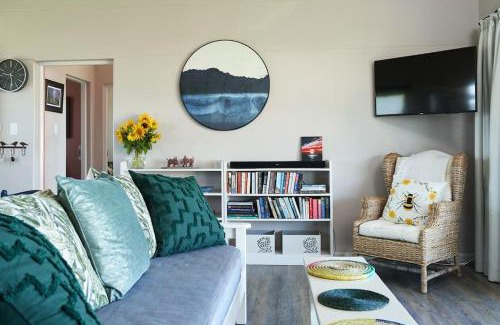 Chintsa House | Heron Cottage: Pet-Friendly Retreat for Your Seaside Holiday