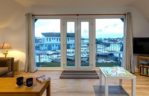 Hoveton House | Discover Heron: Pet-Friendly 4-Star Retreat with Hot Tub