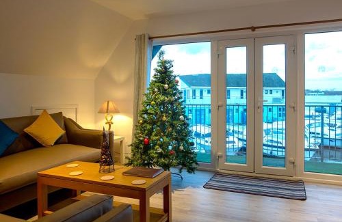 Hoveton House | Discover Heron: Pet-Friendly 4-Star Retreat with Hot Tub