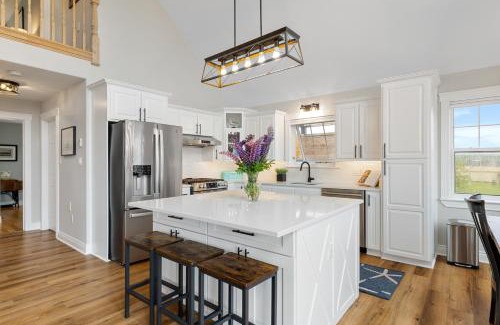 Bayview House | Relax at Heron House with Inviting Hot Tub Amenities