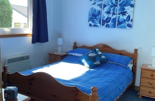 Dumfries Cabin | Heron Lodge: Scenic Retreat by Mabie Forest with Wifi