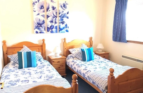 Dumfries Cabin | Heron Lodge: Scenic Retreat by Mabie Forest with Wifi