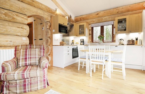 Inverness Cottage | Heron Lodge: Pet-Friendly Getaway with Hot Tub & Spa