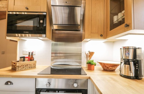 Inverness Cottage | Heron Lodge: Pet-Friendly Getaway with Hot Tub & Spa