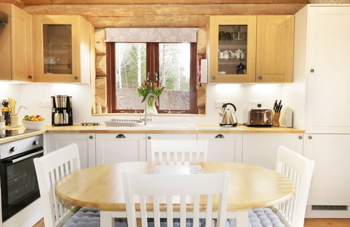 Inverness Cottage | Heron Lodge: Pet-Friendly Getaway with Hot Tub & Spa