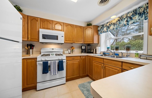 White Lake Cottage | Unforgettable Stay at Heron Pointe: Pet-Friendly Ocean Views