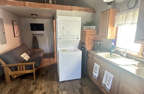 Roach Cabin | Charming Heron's Cabin: Perfect for Family Getaways