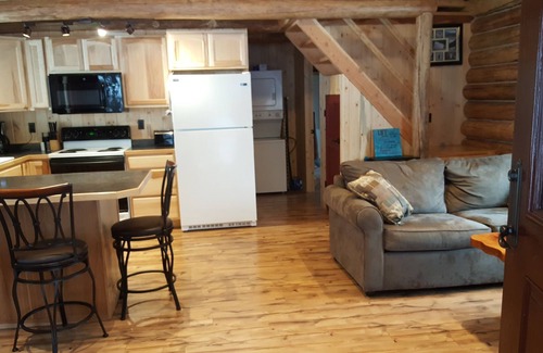 Libby Cabin | Discover Heron's Roost Cabin #2 with Pool & Breakfast