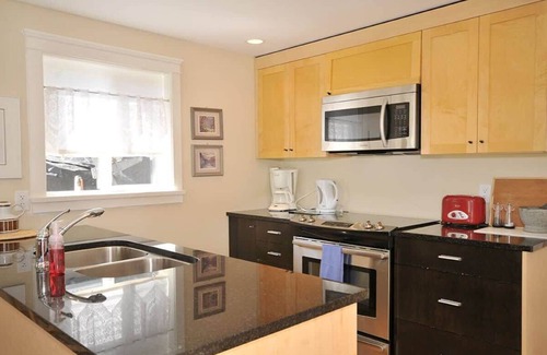 Sidney House | Cozy 2 Bedroom Sidney Cottage Steps from the Beach