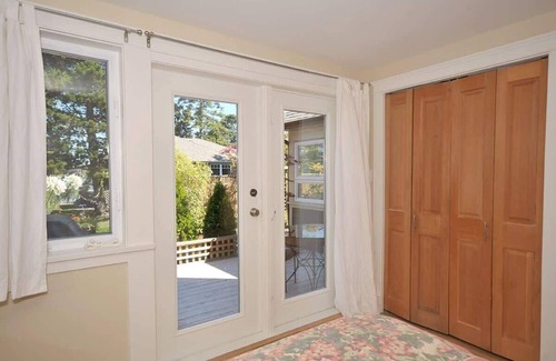 Sidney House | Cozy 2 Bedroom Sidney Cottage Steps from the Beach
