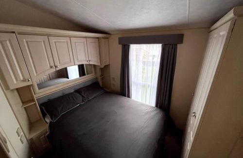 Balminnoch Ski Chalet | Scenic Heron View Holiday Home with Pool & Pet-Friendly Stay