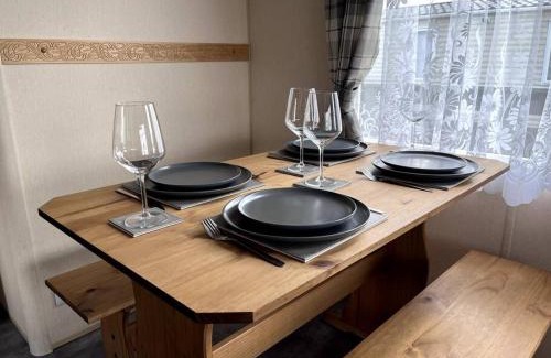 Balminnoch Ski Chalet | Scenic Heron View Holiday Home with Pool & Pet-Friendly Stay