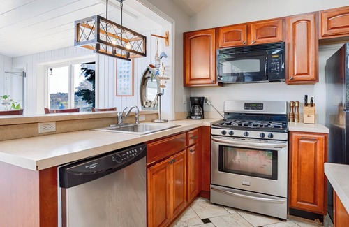 Town of Jerusalem House | Experience Heron Way: Exceptional Amenities Awaits You