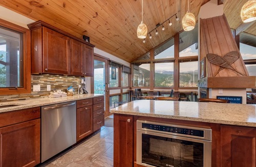 Windcliff Estates House | Ideal Getaway: Herondale Vacation Home with Breakfast & More