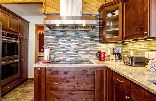 Windcliff Estates House | Ideal Getaway: Herondale Vacation Home with Breakfast & More