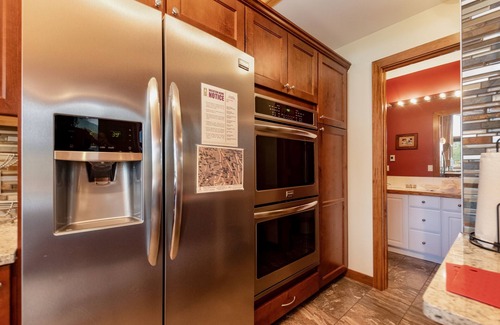 Windcliff Estates House | Ideal Getaway: Herondale Vacation Home with Breakfast & More