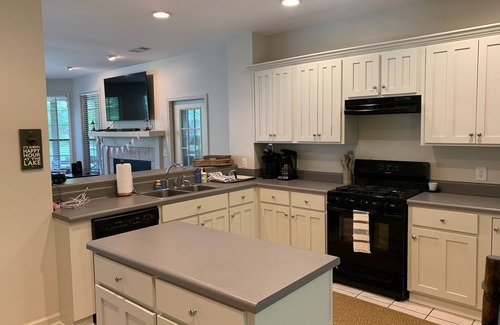Coosa County House | Heron’s Hideaway: Family-Friendly Lakefront Retreat with Dock