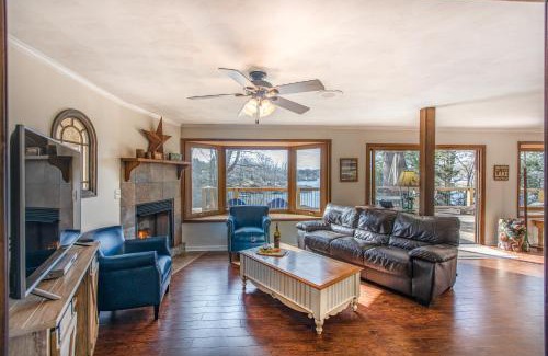 Moneta House | Discover Herons Rest: Pet-Friendly with Hot Tub Bliss