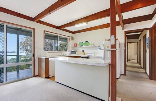 Metung House | Herons Rise - Scenic Holiday House with Jetty Berth