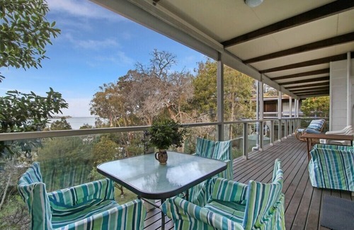 Metung House | Herons Rise - Scenic Holiday House with Jetty Berth