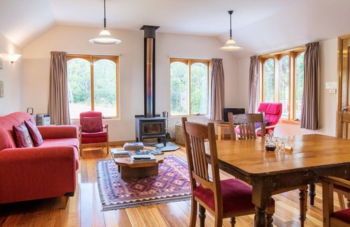 Kettering Cottage | Herons Rise Vineyard Accommodation-The Wine Loft